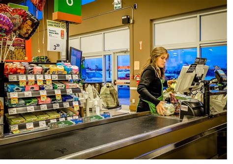 Quanto guadagnano i dipendenti di un supermercato .